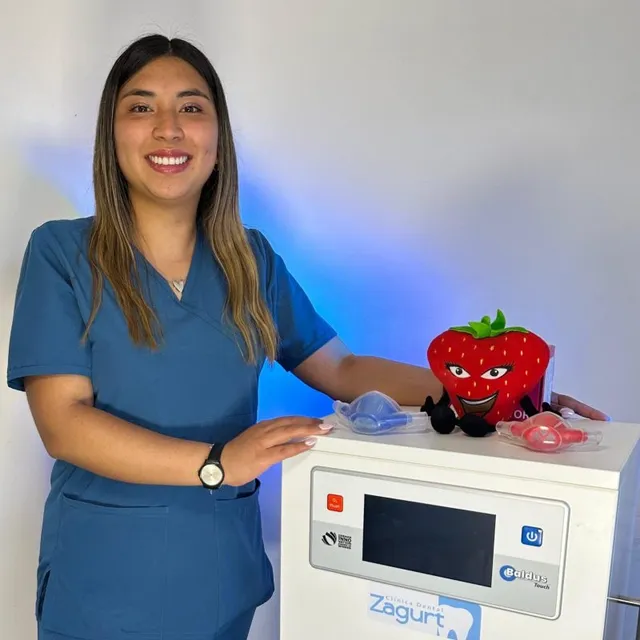 Valentina Bravo, asistente dental, encargada de sedación consciente