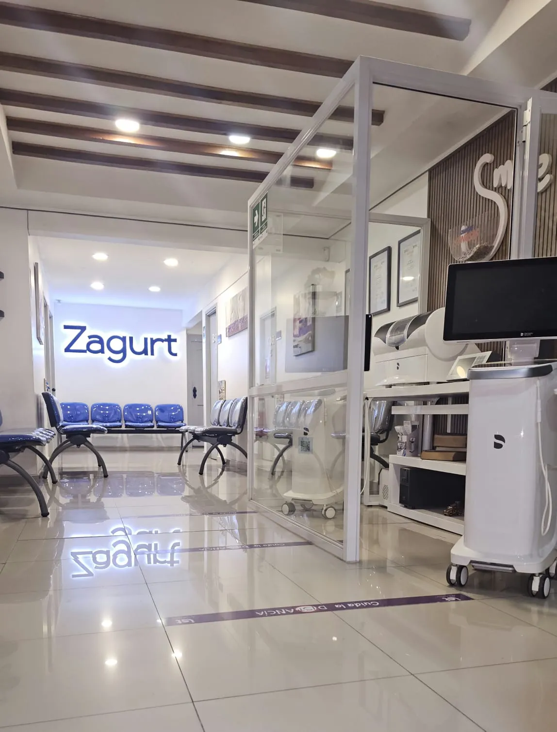 Interior de Clínica Dental Zagurt, con sala de espera y box de atención